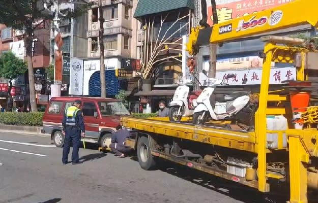 肇事車輛、機車都被吊車載走。（圖／東森新聞）