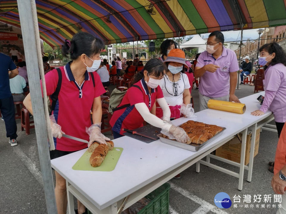 八張社區成果發表會，今年票選出的媽媽手作班「當季美食，帶來麵包等手作美食。