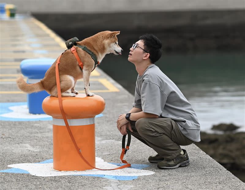 視網膜很珍惜和愛犬相處的時光。（圖／翻攝自臉書）