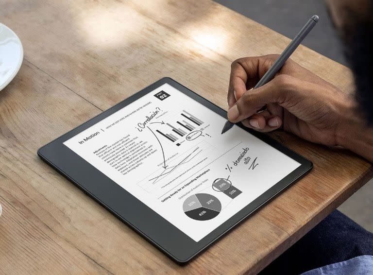 Kindle Scribe es un lector de libros electrónicos que incorpora una pantalla de 10 pulgadas y un lápiz que permite dibujar y escribir en pantalla