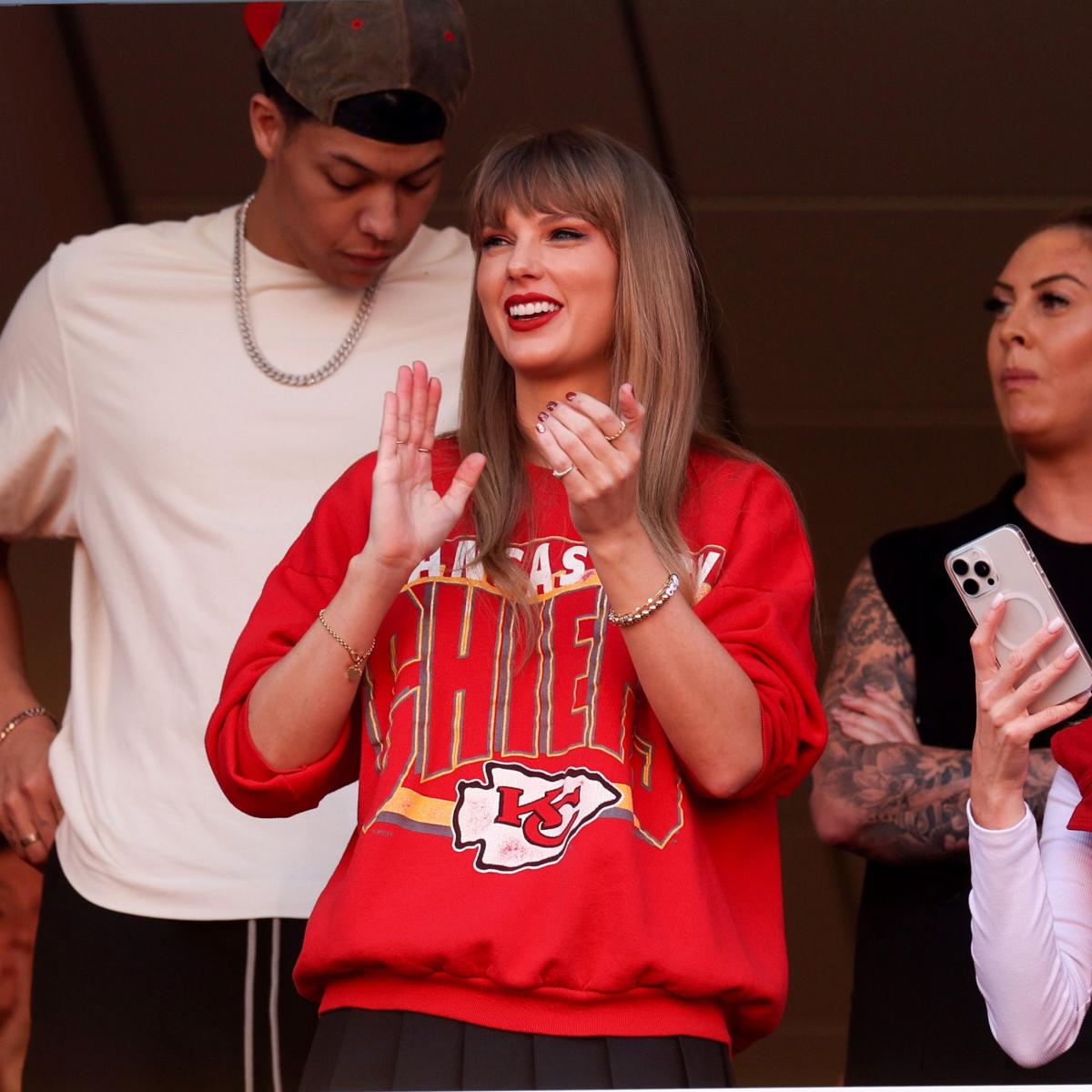 Taylor Swift dances in her miniskirt at Travis Kelce’s latest football game