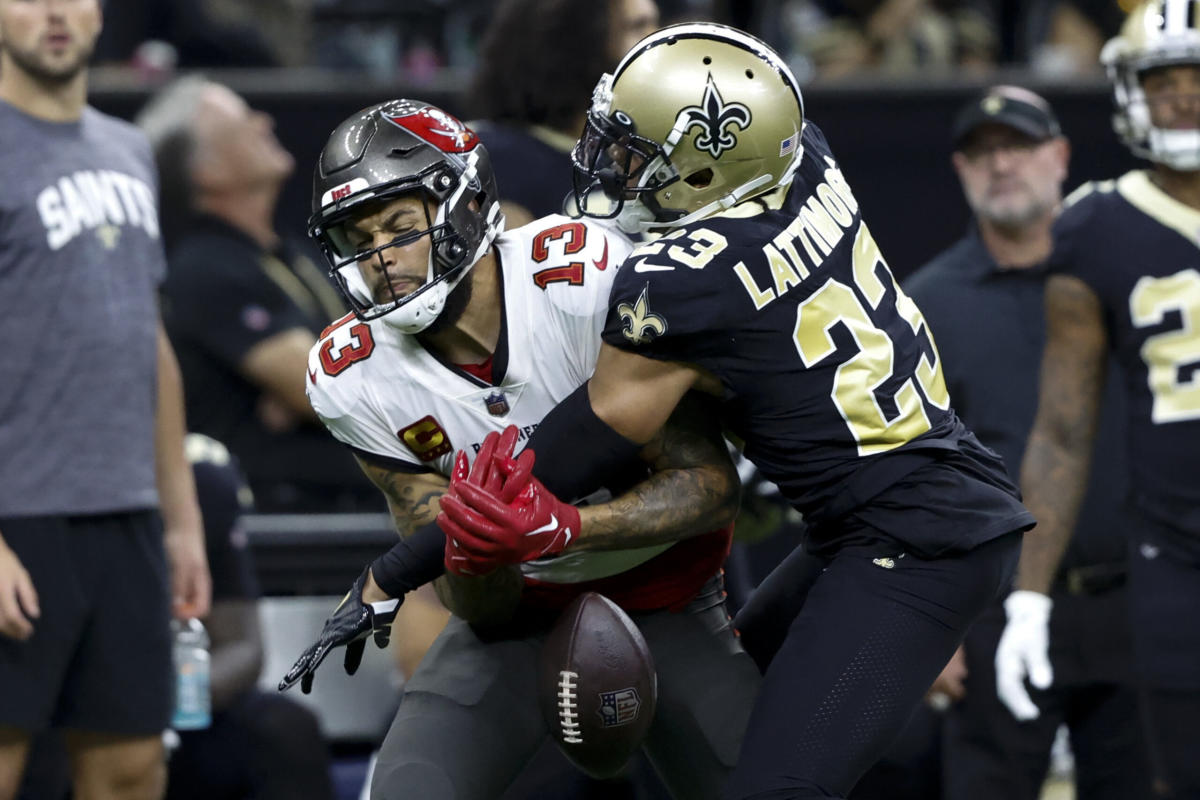 Mike Evans starts a fight with Marshon Lattimore, gets them both ejected