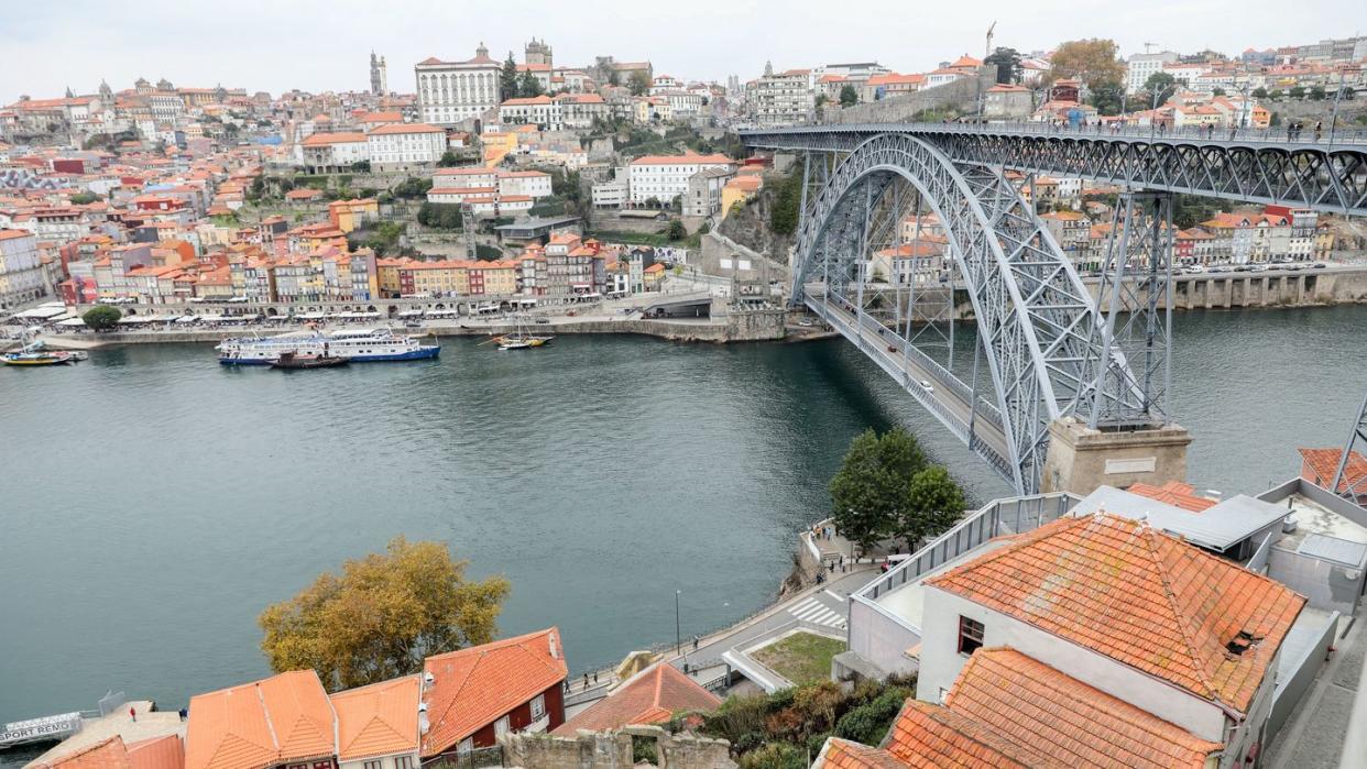 Blick auf die Innenstadt von Porto in Portugal, den Fluss Douro und die Brücke Dom Luis I. (Archivbild)
