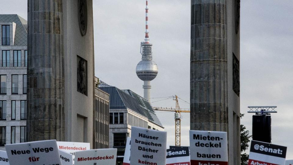 Demonstranten stehen bei einer Kundgebung vor dem Brandenburger Tor. Mit dem Mietendeckel will das Land Berlin die Mieten einfrieren und eine Mietobergrenze festlegen.