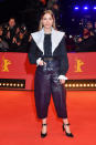 Schauspielerin Milena Tscharntke in Lederhose und Tweed-Top. Süßes Detail: die kleinen Schleifchen an den schwarzen Pumps. (Bild: Stephane Cardinale - Corbis/Corbis via Getty Images)