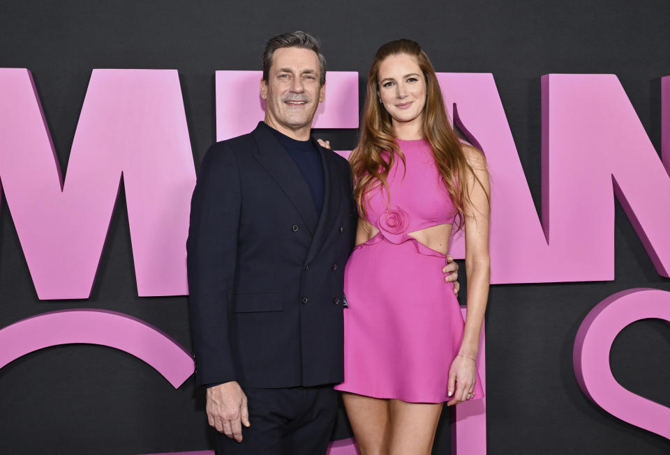 Jon Hamm, izquierda, y su esposa Anna Osceola asisten al estreno mundial de "Mean Girls" en el cine AMC Lincoln Square el lunes 8 de enero de 2024, en Nueva York. (Evan Agostini/Invision/AP)