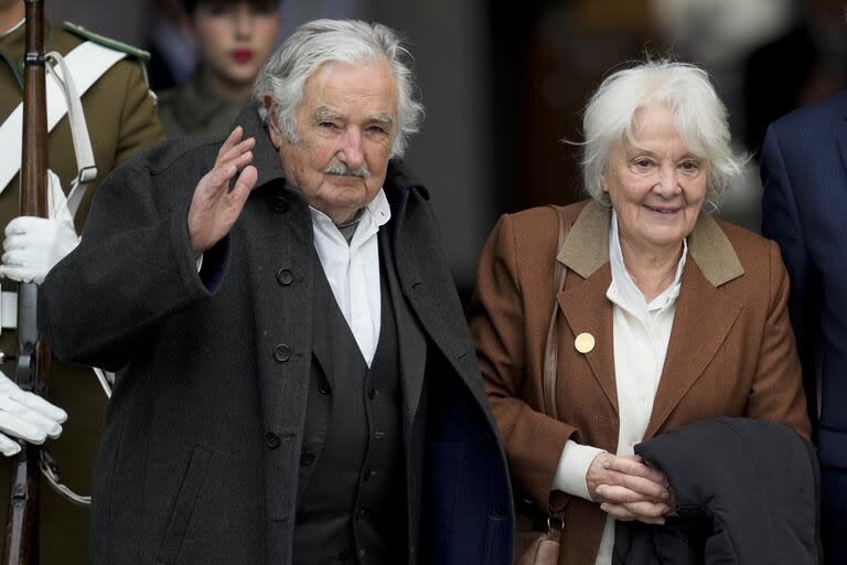 El expresidente de Uruguay José Mujica, izquierda, y su esposa Lucía Topolansky ingresan al palacio presidencial de La Moneda para una ceremonia que marca el 50 aniversario del golpe militar que derrocó al gobierno del fallecido presidente Salvador Allende en Santiago, Chile, el lunes 11 de septiembre de 2023. 