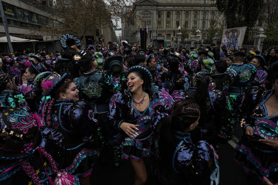 Decenas de bailarinas participan en una ceremonia por el Día de la Independencia en Santiago de Chile, el sábado 6 de agosto de 2022. (AP Foto/Esteban Félix)