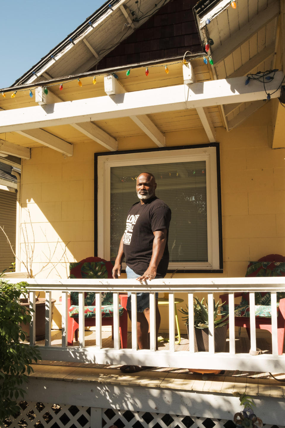 Terrance Moses afuera de su casa en Portland, Oregon, el 3 de septiembre de 2020. (Mason Trinca/The New York Times)