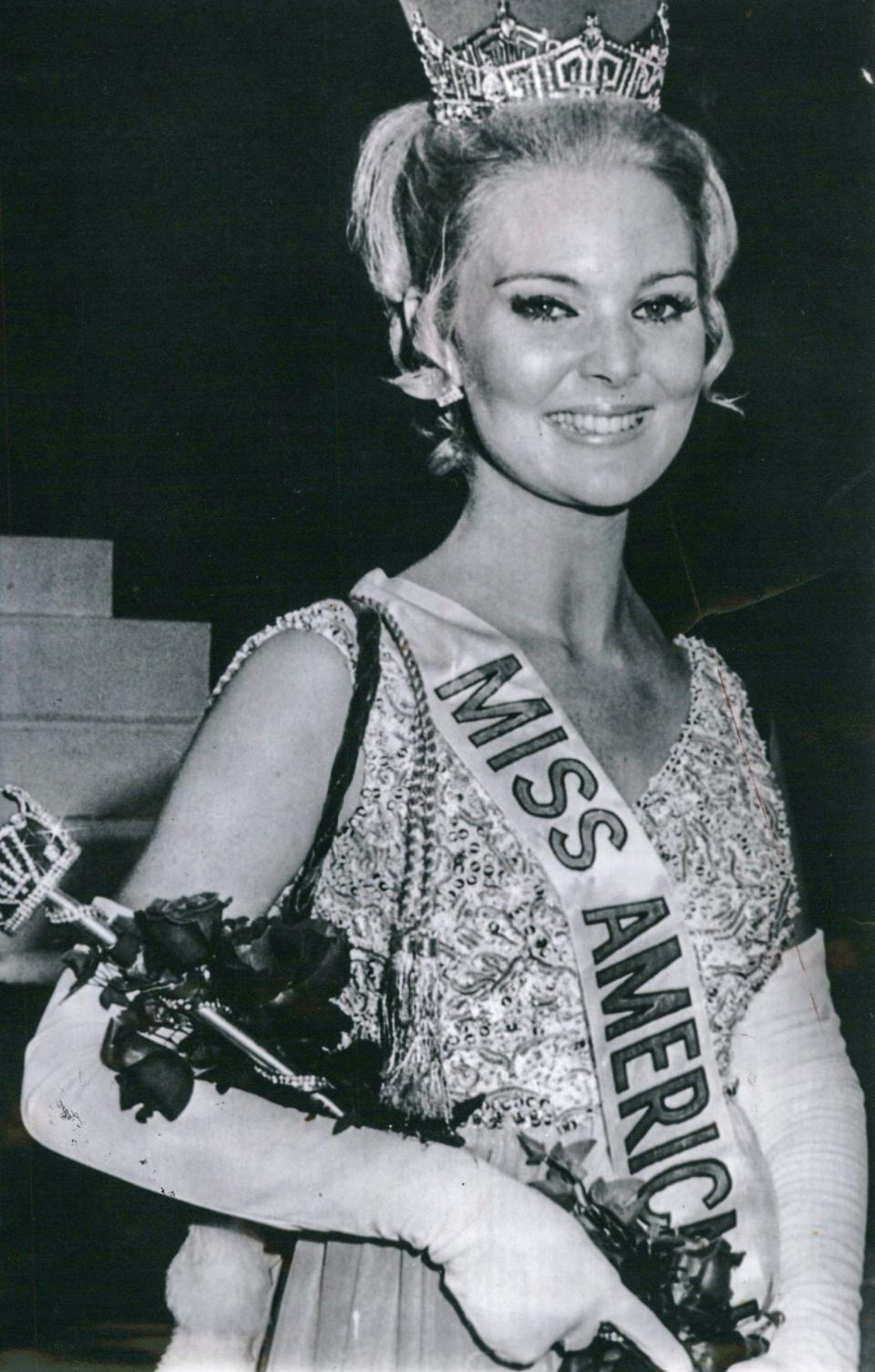 Pamela Anne Eldred, the nation's new Miss America of 1970, poses with all her royal trappings in Atlantic City, N.J. following her crowning.