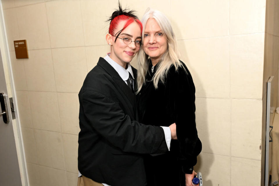 billie hugging her mom backstage