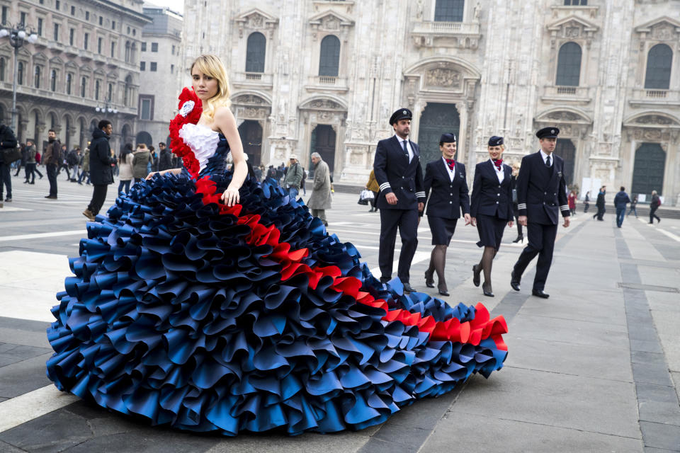 Model Suki Waterhouse posiert in einem Papierkleid. (Bild: Getty Images)