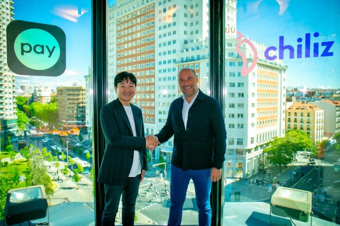 Naver Pay CEO Park Sang-jin (left) Chiliz CEO Alexandre Dreyfus (right)