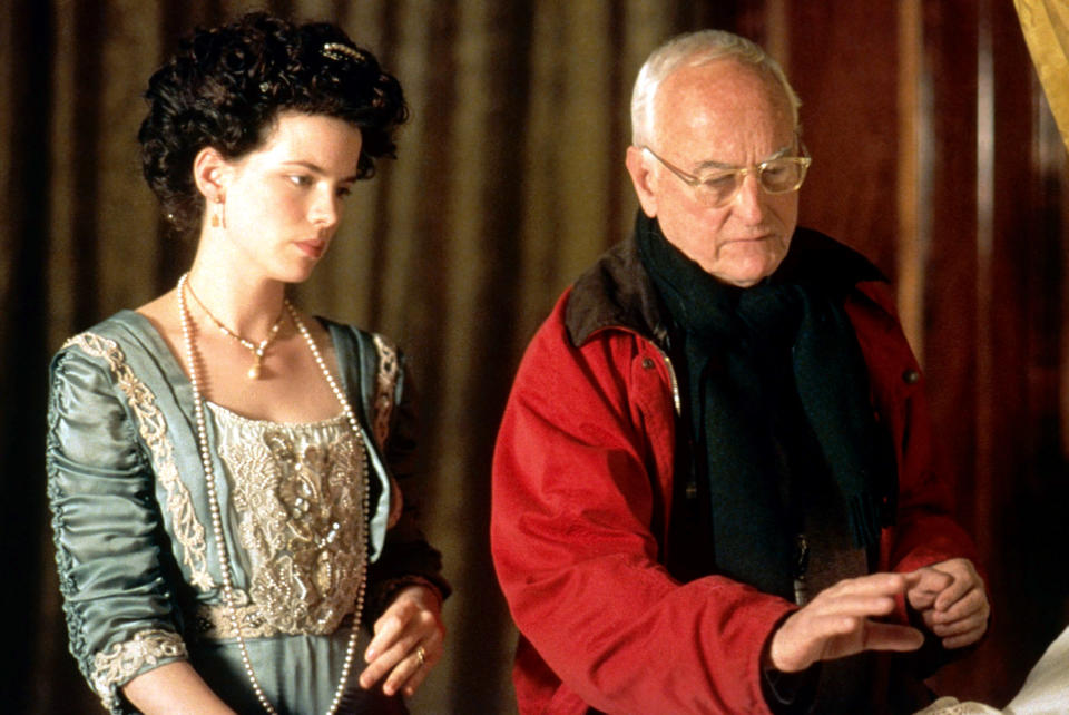 THE GOLDEN BOWL, from left, Kate Beckinsale, director James Ivory, on-set, 2000, ©LionsGate/courtesy Everett Collection