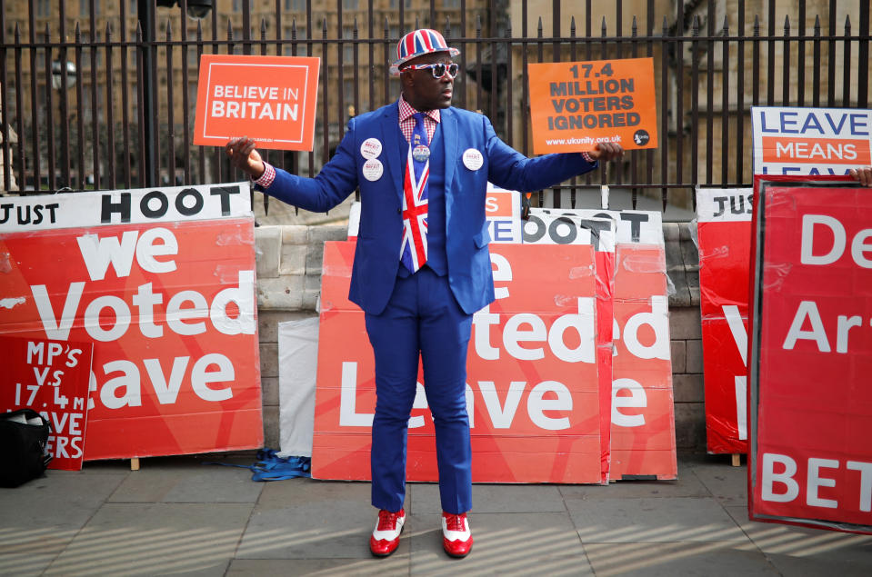 Un partidario del Brexit sostiene carteles frente a las Cámaras del Parlamento, después de la votación del Brexit la noche anterior, en Londres, Gran Bretaña, el 28 de marzo de 2019. REUTERS/Alex Konstantinidis