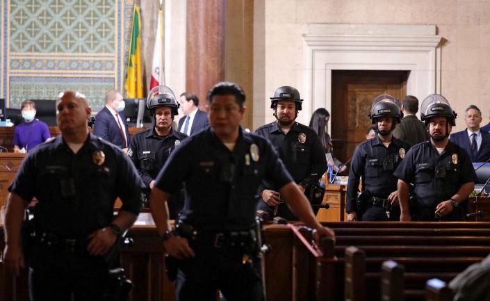 LAPD memurları Cuma günü Los Angeles Belediye Meclisi toplantısında nöbet tutuyor.