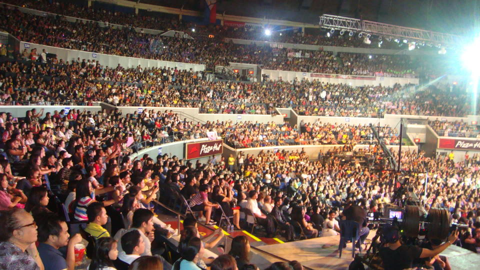15000 fans witness ABS-CBN's "Walang Hanggang Pasasalamat" at the Smart Araneta Coliseum.