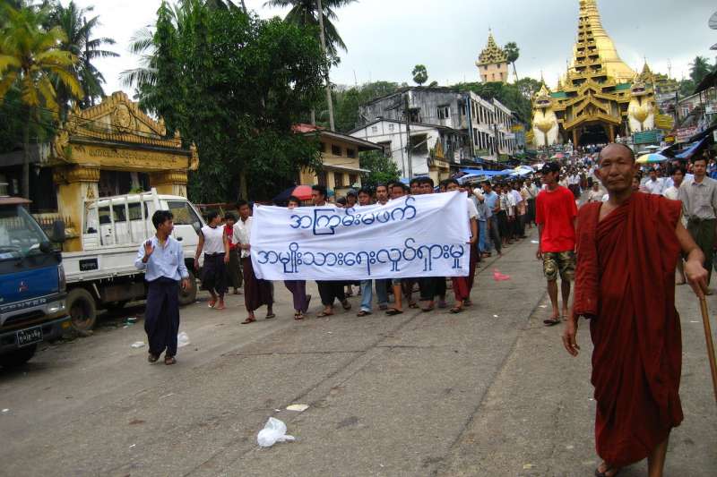 2007年緬甸僧侶發起的番紅花革命。(racoles - Monks Protesting in Burma@wikipedia/CC BY 2.0)