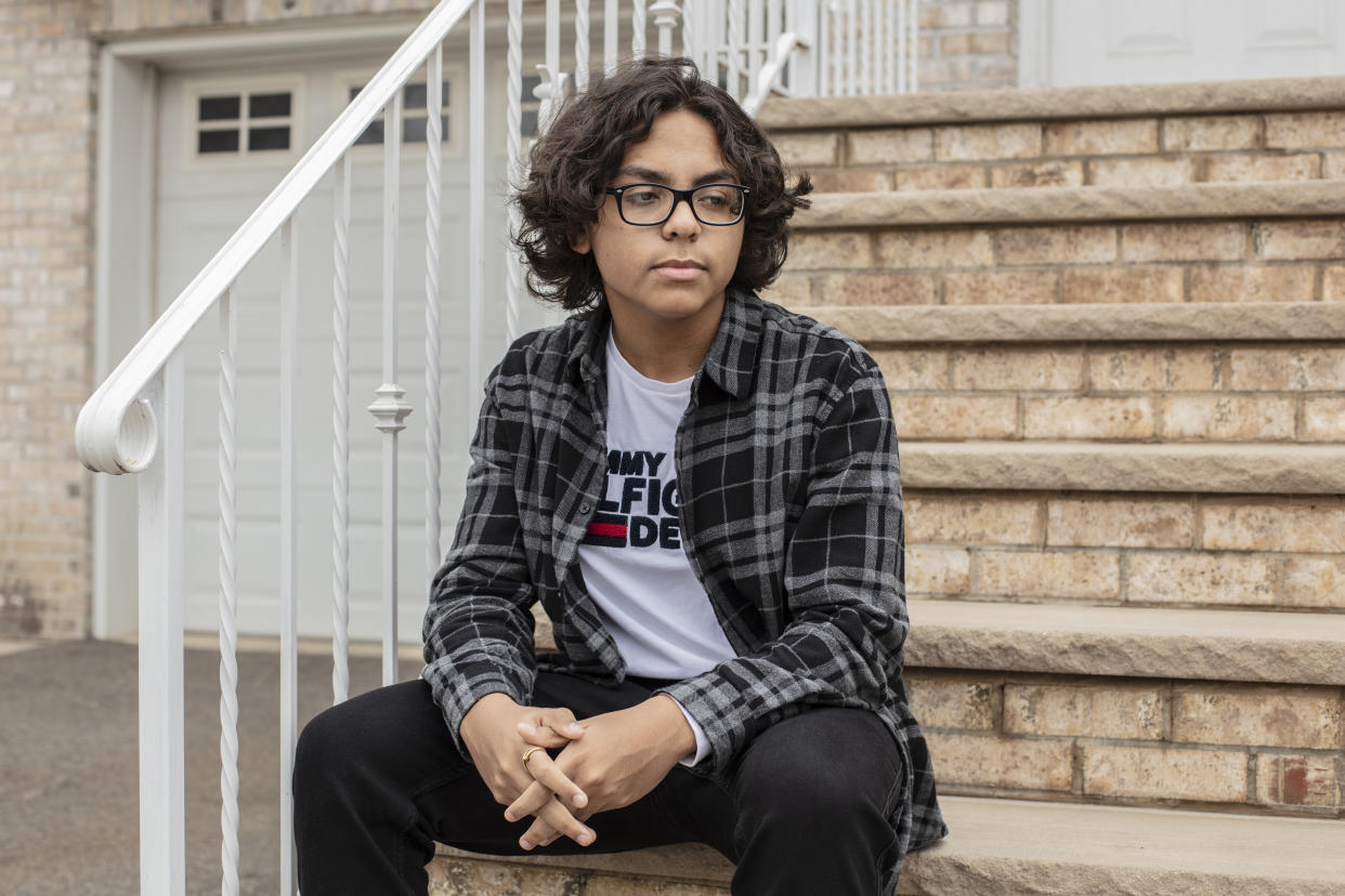 Max Rodriguez posa para un retrato frente a su casa en Elizabeth, Nueva Jersey, el miércoles 31 de marzo de 2021. (Bryan Anselm/The New York Times)