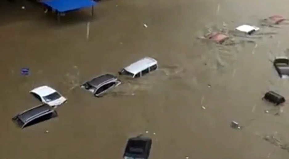 中國河南省省會鄭州市遭遇史上最大豪雨，多地嚴重淹水，導致交通幾乎全面停擺。   圖：翻攝海客新聞