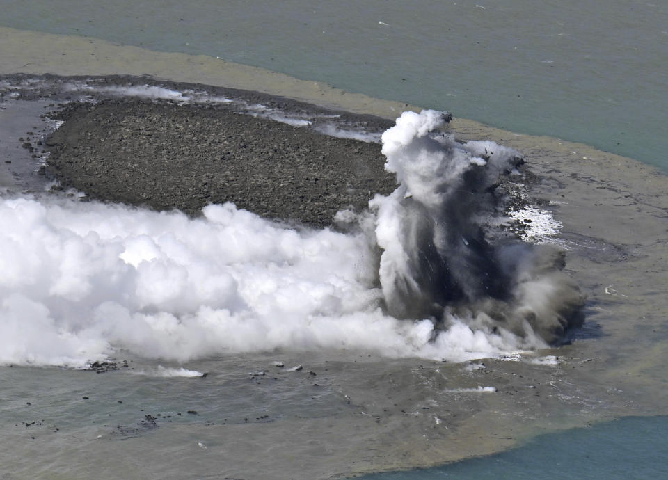 <strong>日本硫磺島附近海域海底火山爆發，形成新的島嶼。（圖／美聯社）</strong>