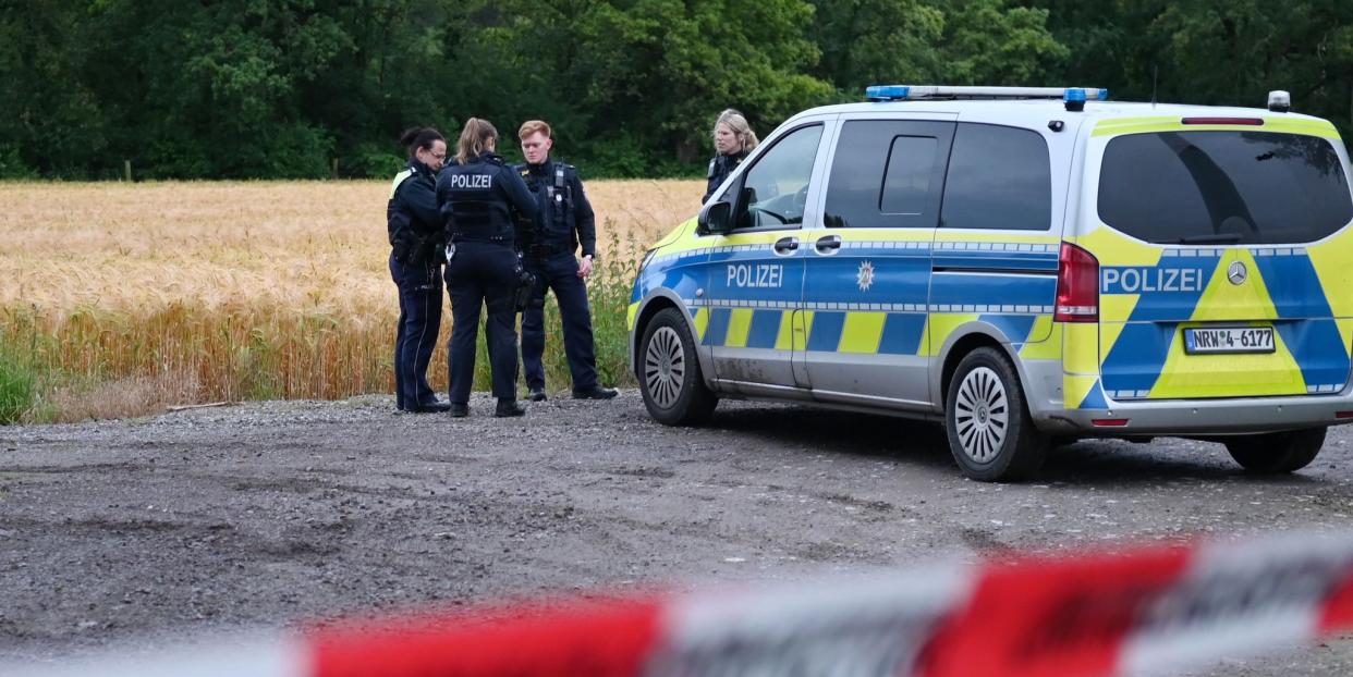 Polizisten suchen nahe einem Waldweg im Kreis Wesel nach dem vermeintlichen Angreifer auf eine junge Frau.<span class="copyright">---/BLUDAU FOTO/dpa</span>