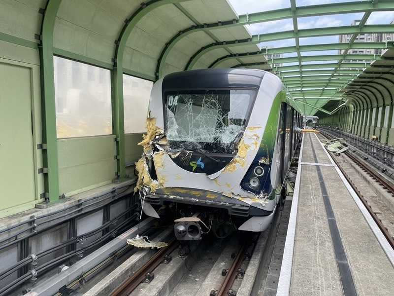 捷運被吊車鋼樑砸中。（圖／翻攝自記者爆料網）