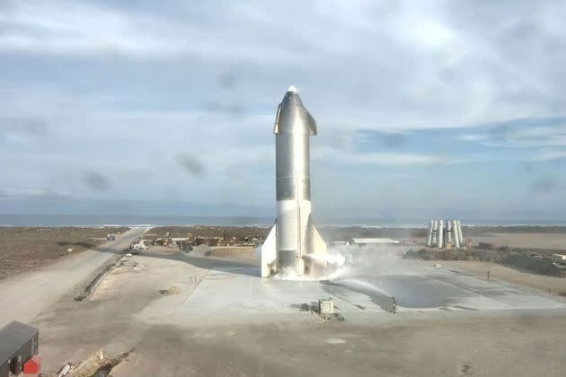 <p>La fusée Starship de la société SpaceX est montée dans le ciel puis le véhicule s'est renversé pour se placer en position horizontale, avant d'entamer sa descente. La fusée s'est ensuite replacée en position verticale, réussissant à se poser, à première vue sans encombre, à l'endroit souhaité. Mais elle a explosé quelques secondes après l'exploit.</p>