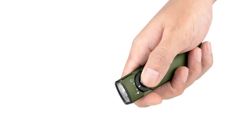 <span class="article__caption">Ergonomics are reminiscent of a TV remote. The button requires a nice firm push. So far, I’ve never once had it accidentally turn on in my pocket. </span> (Photo: Olight)