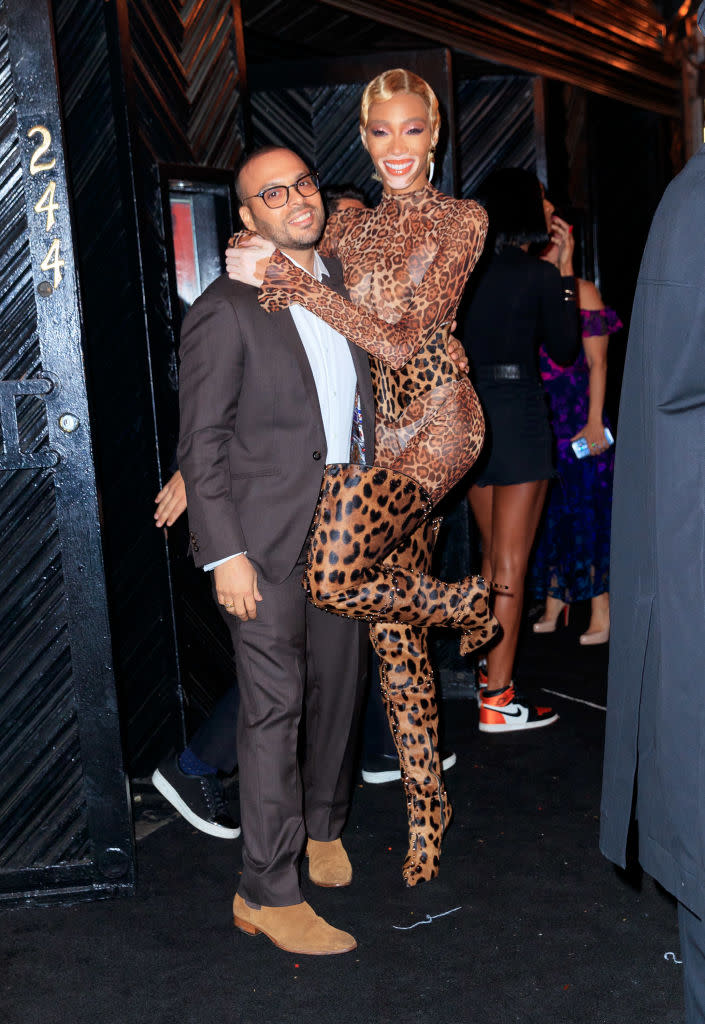 Ganz schön viel Leo auf einem Bild: Winnie Harlow und Richie Akiva vor dem Eingang des Nachtclubs „Up and Down“ in der 244 West 14th Street – eine gute Adresse für alle, die mal wieder richtig feiern wollen (zum Beispiel nach der Met Gala). (Bild: Getty Images)