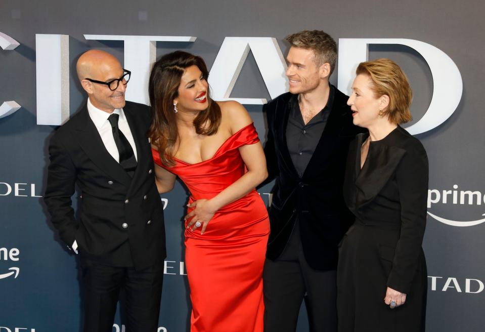 In "Citadel" performt ein immenses Star-Aufgebot (von links): Stanley Tucci brilliert an der Seite seiner Kollegen Priyanka Chopra-Jonas, Richard Madden and Lesley Manville in der neuen Actionserie (seit Ende April bei Amazon Prime zu sehen). Nach Staffel eins soll eine weitere in Planung sein. (Bild: 2023 Getty Images/Tristan Fewings)