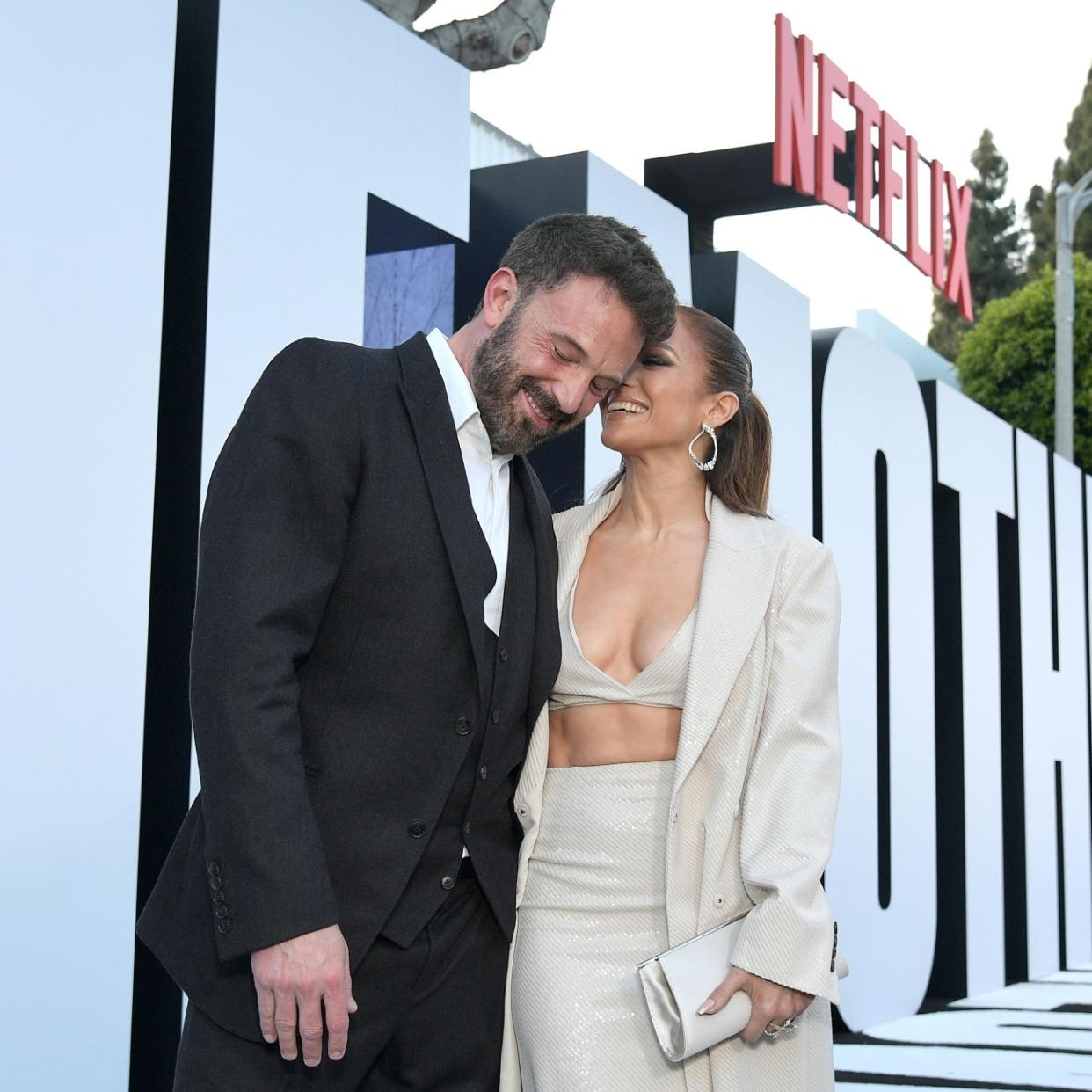  Jennifer Lopez and Ben Affleck kissing on the red carpet, Ben Affleck waist up nude 