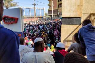 Lors d’une distribution d’aide humanitaire, dans la ville de Gedaref, le 30 décembre 2023.. PHOTO AFP