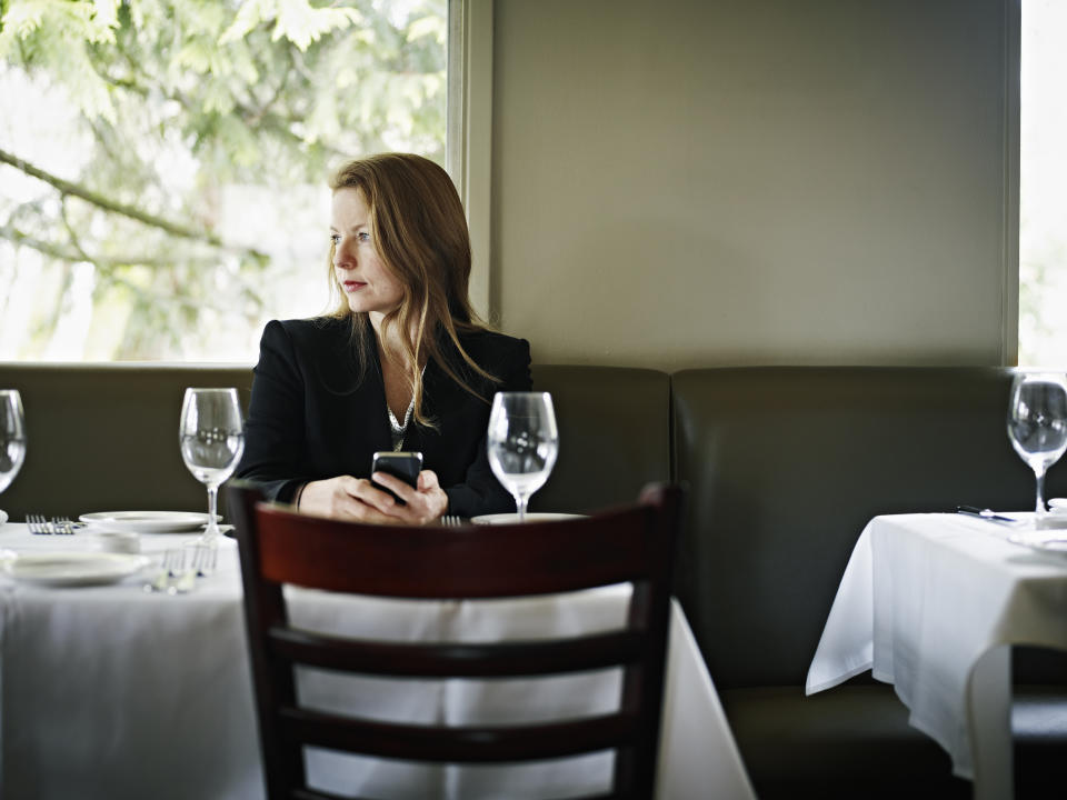 Algunos restaurantes prefieren no servir a comensales solos y les cobran suplementos si se ven obligados a servirles. (Getty Images)