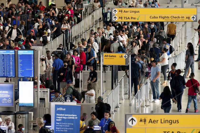 ARCHIVO - La gente espera en la fila de la Administración de Seguridad del Transporte (TSA) en el Aeropuerto Internacional John F. Kennedy el 28 de junio de 2022, en Nueva York. (AP Foto/Julia Nikhinson, Archivo)