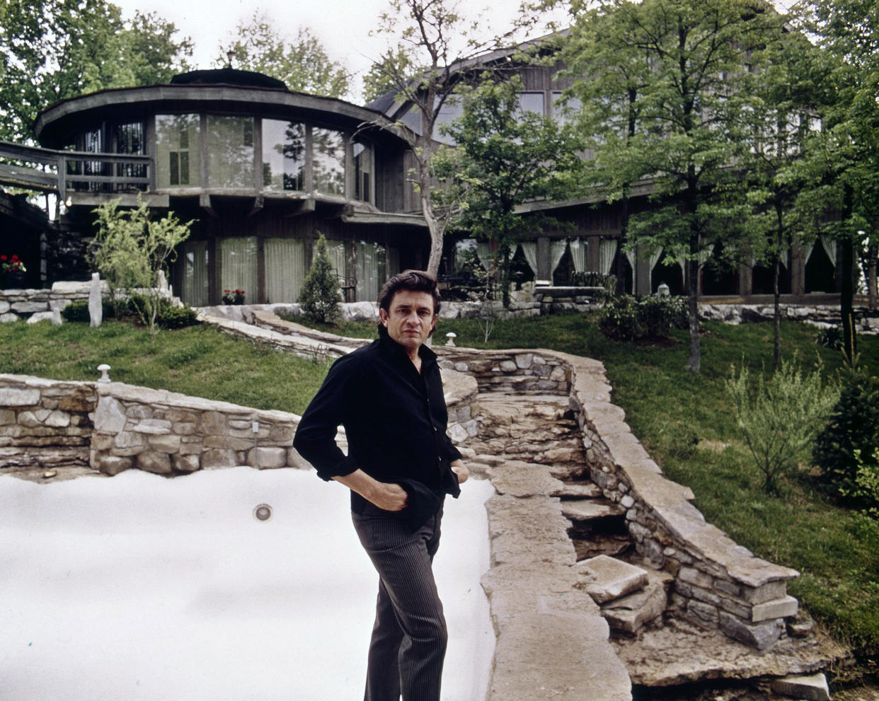 Johnny Cash outside his home Hendersonville, TN home in 1969. The original house burned down in 2007. (Photo: Getty Images)