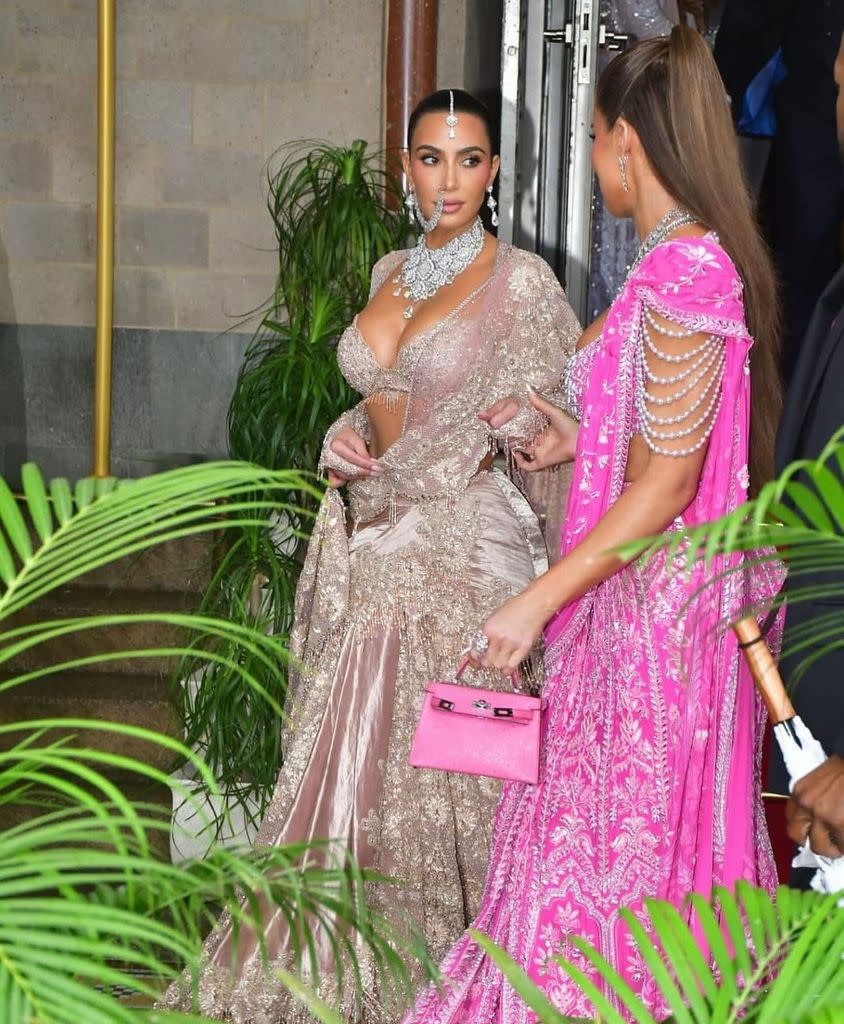 Kim y Khloé Kardashian en el segundo día de boda Ambani