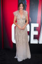 <p>Auch Co-Star Sandra Bullock entschied sich für einen Look mit besonders viel Glamour. Ihr Kleid von Designer Elie Saab erinnerte durch seinen Schnitt, die Applikationen und den Federbesatz an den Schultern an eine Kreation aus den goldenen 1920er-Jahren. (Bild-Copyright: Michael Stewart/WireImage/Getty Images) </p>