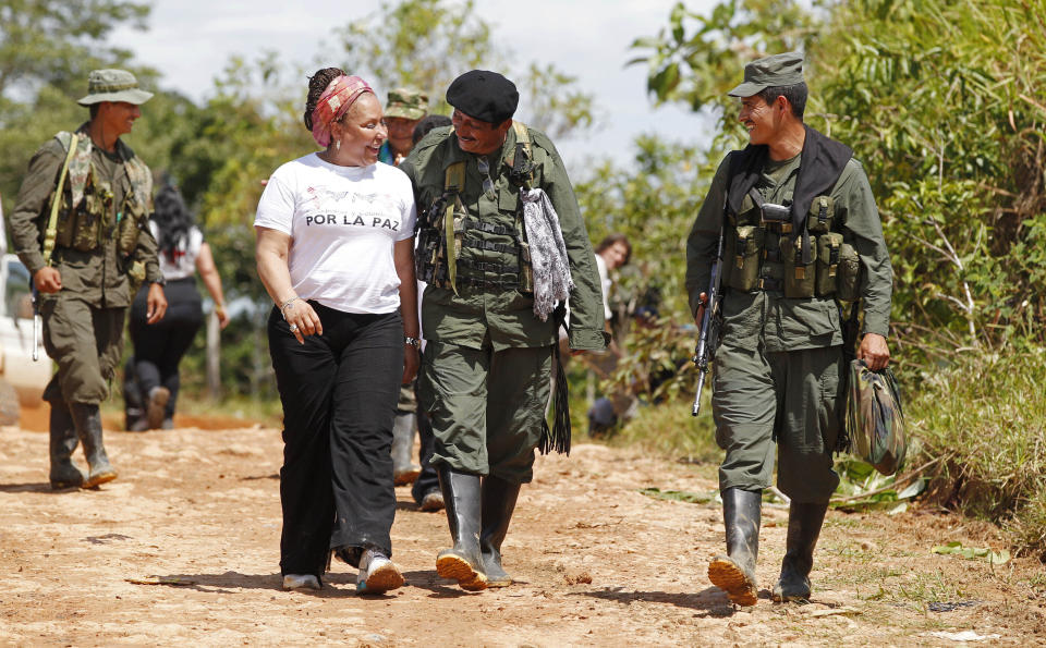 ARCHIVO - La exsenadora Piedad Córdoba dialoga con integrantes de las FARC, en San Isidro, Colombia, el 30 de mayo de 2012. (AP Foto/Fernando Vergara, archivo)