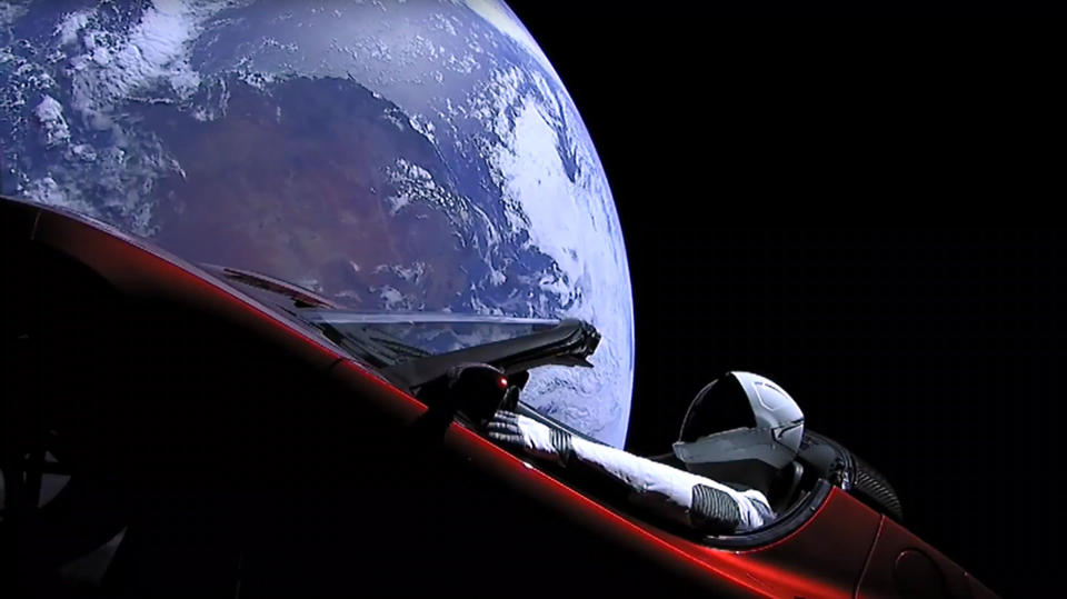 Un auto descapotable de Tesla y su pasajero, el maniquí 'Starman', fueron la carga del vuelo inaugural del Falcon Heavy de SpaceX. Tras llegar a la órbita terrestre fueron impulsados rumbo a Marte, aunque acabarán en realidad orbitando el sol en el cinturón de asteroides entre el planeta rojo y Júpiter. (AFP)