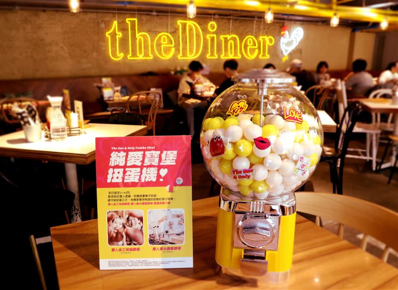 樂子the Diner加碼「純愛寶堡扭蛋機」，準備甜蜜手作課程要送給情侶們。（圖／品牌業者提供）