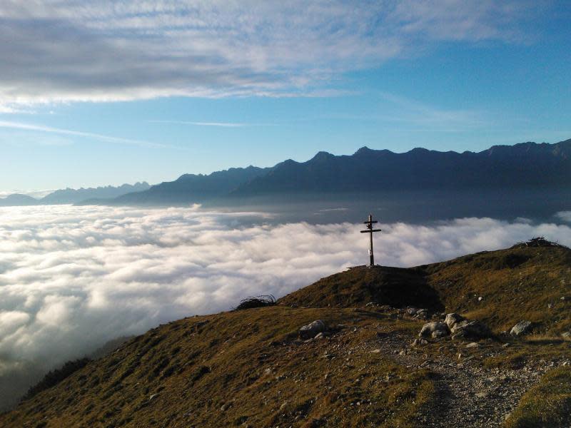 Unten im Tal mag schlechtes Wetter sein: Oben auf dem Mieminger Plateau scheint die Sonne. Foto: Alplhütte