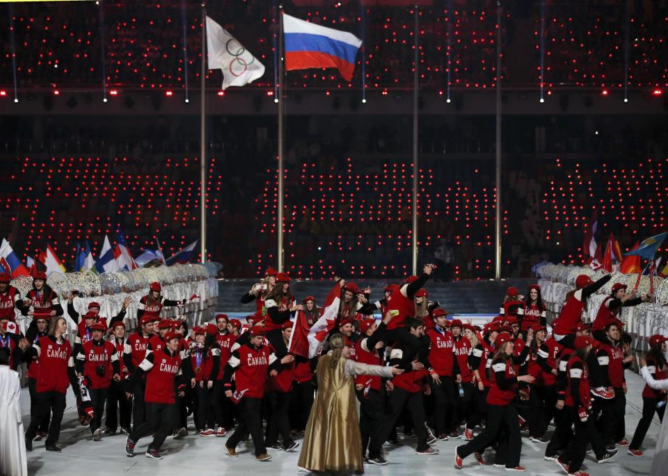 Canada's athletes enter the stadium during the closing ceremony for the 2014 Sochi Winter Olympics February 23, 2014. REUTERS/Phil Noble (RUSSIA - Tags: OLYMPICS SPORT)