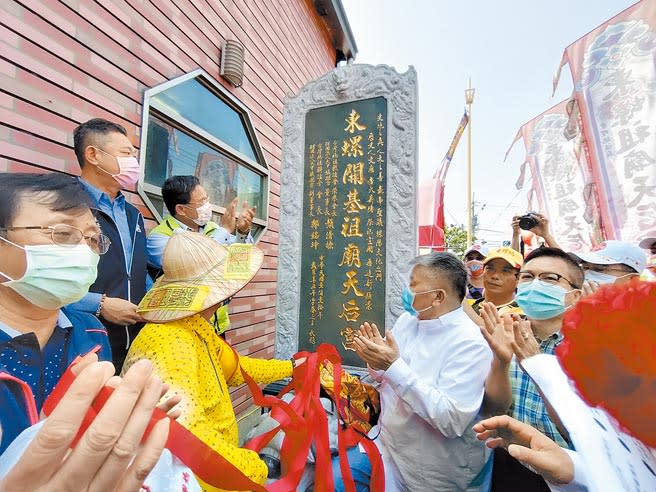 大甲鎮瀾宮與東螺天后宮交好百餘年，鎮瀾宮特別贈送「東螺開基祖廟天后宮」石碑，11日熱鬧揭碑。（吳建輝攝）