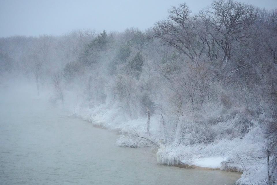 Το χιόνι καλύπτει την ακτή της λίμνης Joe Pool κατά τη διάρκεια μιας χειμερινής καταιγίδας στις 15 Ιανουαρίου 2024.