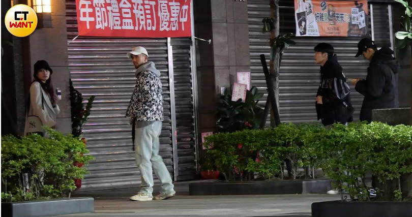 徐瑋澤（右）和張家陞（右二）也抵達陳伊家門外準備跟著她進門。（圖／本刊攝影組）