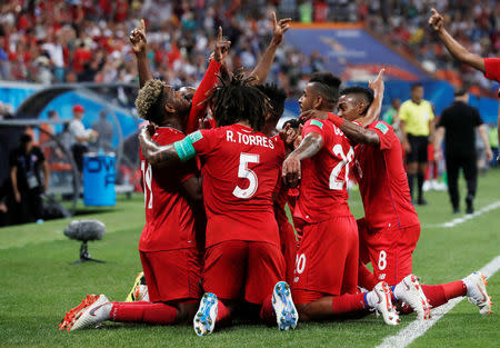 Jugadores de la selección de fútbol de Panamá festejan el autogol del defensa tunecino Yassine Meriah en su partido por el grupo G de la Copa del Mundo de la FIFA en Saransk, Rusia REUTERS/Murad Sezer