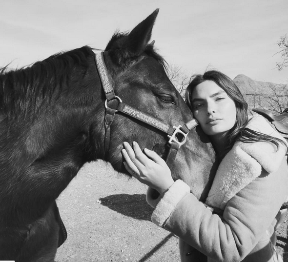 Im Job eine Sexbombe, privat ein absolutes Countrygirl: Die Rede ist von US-Beauty Alyssa Miller. Bei Instagram entführt sie ihre Follower in die Natur, wo sie Inspiration und Ruhe findet – und atemberaubend schöne Fotos schießt! Vintage-Fans werden ihre Bilder lieben! Foto: Instagram/luvalyssamiller