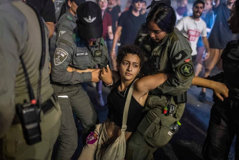 Israeli police detain a protester during a protest by families and supporters of the hostages taken by Hamas. Ilia Yefimovich/dpa