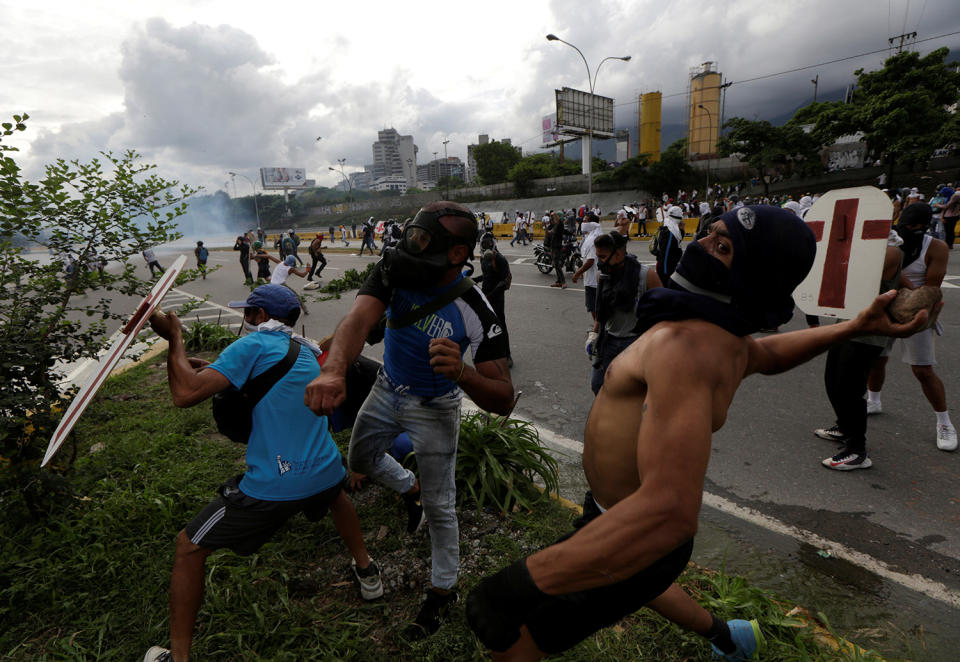 <p>Demonstrators throw stones during a rally against Venezuela’s President Nicolas Maduro in Caracas, Venezuela May 1, 2017. (Photo: Marco Bello/Reuters) </p>